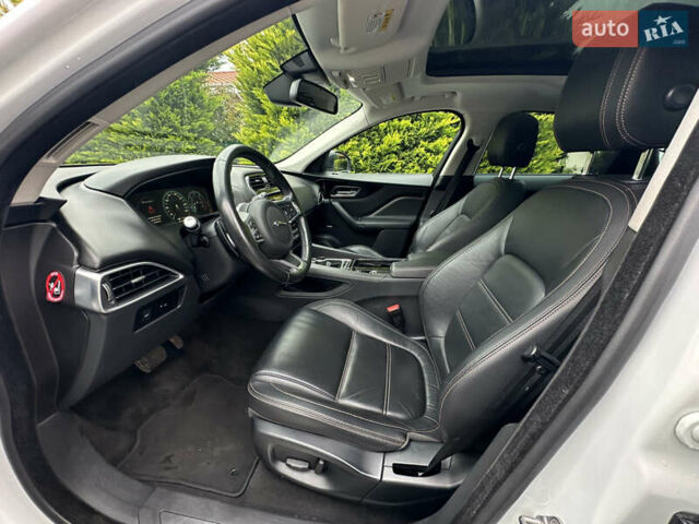 Білий Ягуар Ф-Пейс, об'ємом двигуна 2 л та пробігом 70 тис. км за 24700 $, фото 52 на Automoto.ua