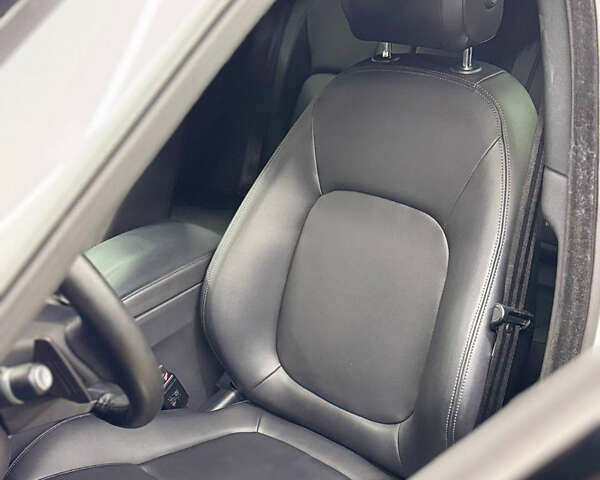 Белый Ягуар Ф-Пейс, объемом двигателя 2 л и пробегом 49 тыс. км за 24000 $, фото 11 на Automoto.ua