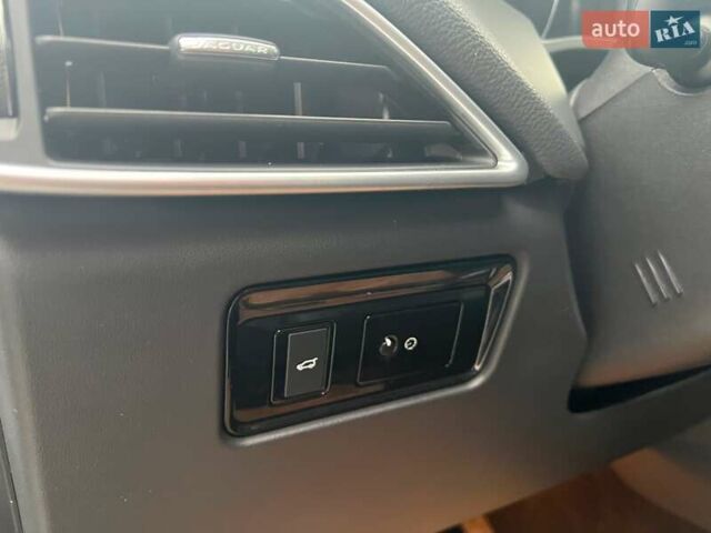 Белый Ягуар Ф-Пейс, объемом двигателя 2 л и пробегом 129 тыс. км за 25590 $, фото 25 на Automoto.ua