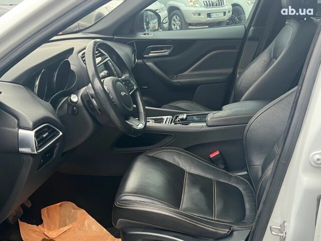 Белый Ягуар Ф-Пейс, объемом двигателя 2 л и пробегом 129 тыс. км за 25590 $, фото 20 на Automoto.ua