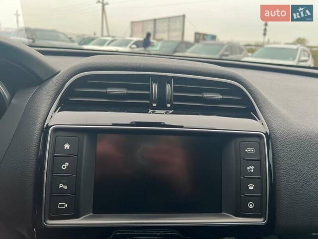 Белый Ягуар Ф-Пейс, объемом двигателя 2 л и пробегом 129 тыс. км за 25590 $, фото 28 на Automoto.ua