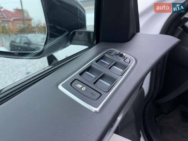 Білий Ягуар Ф-Пейс, об'ємом двигуна 3 л та пробігом 18 тис. км за 23990 $, фото 12 на Automoto.ua