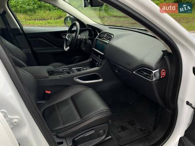 Білий Ягуар Ф-Пейс, об'ємом двигуна 2 л та пробігом 121 тис. км за 23490 $, фото 20 на Automoto.ua