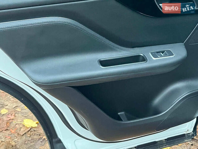 Белый Ягуар Ф-Пейс, объемом двигателя 2 л и пробегом 80 тыс. км за 25990 $, фото 28 на Automoto.ua