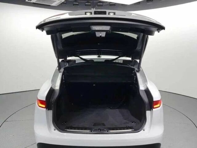 Белый Ягуар Ф-Пейс, объемом двигателя 0 л и пробегом 43 тыс. км за 15400 $, фото 10 на Automoto.ua