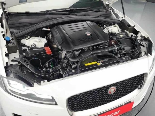 Белый Ягуар Ф-Пейс, объемом двигателя 0 л и пробегом 43 тыс. км за 15400 $, фото 2 на Automoto.ua