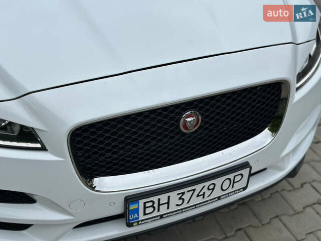 Білий Ягуар Ф-Пейс, об'ємом двигуна 2 л та пробігом 70 тис. км за 24700 $, фото 16 на Automoto.ua