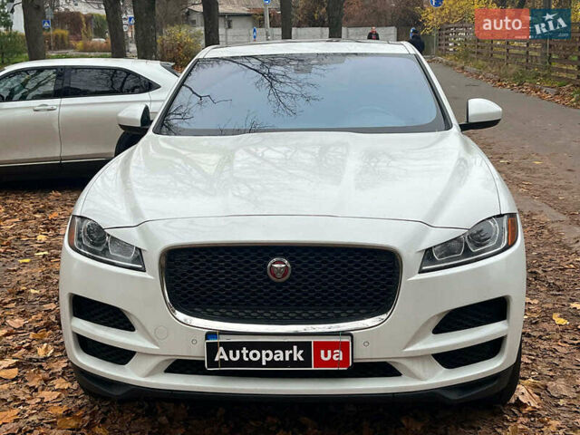 Белый Ягуар Ф-Пейс, объемом двигателя 2 л и пробегом 80 тыс. км за 25990 $, фото 2 на Automoto.ua