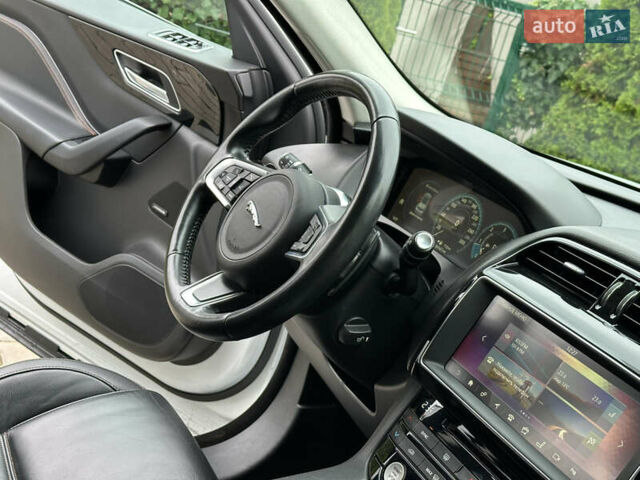 Білий Ягуар Ф-Пейс, об'ємом двигуна 2 л та пробігом 70 тис. км за 24700 $, фото 41 на Automoto.ua