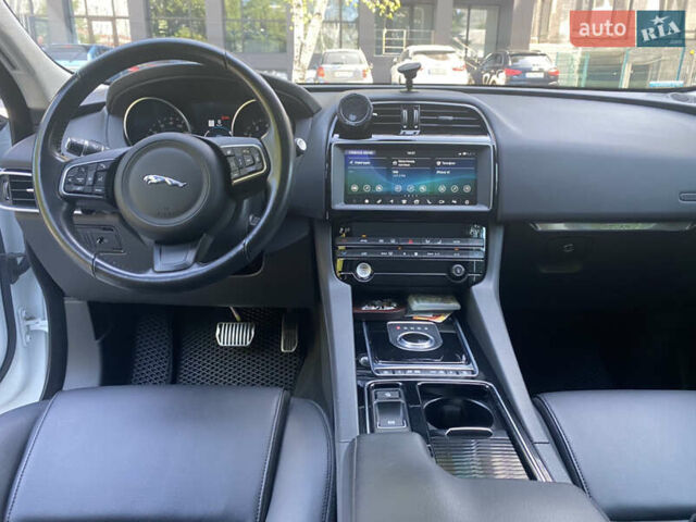 Белый Ягуар Ф-Пейс, объемом двигателя 2 л и пробегом 56 тыс. км за 30000 $, фото 10 на Automoto.ua