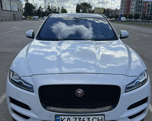 Белый Ягуар Ф-Пейс, объемом двигателя 3 л и пробегом 93 тыс. км за 29500 $, фото 2 на Automoto.ua