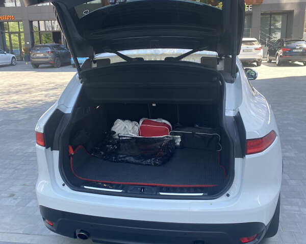 Белый Ягуар Ф-Пейс, объемом двигателя 2 л и пробегом 56 тыс. км за 30000 $, фото 3 на Automoto.ua