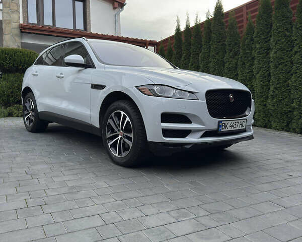 Белый Ягуар Ф-Пейс, объемом двигателя 2 л и пробегом 49 тыс. км за 24000 $, фото 1 на Automoto.ua
