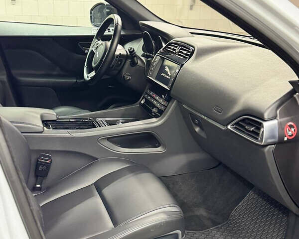 Белый Ягуар Ф-Пейс, объемом двигателя 2 л и пробегом 49 тыс. км за 24000 $, фото 12 на Automoto.ua