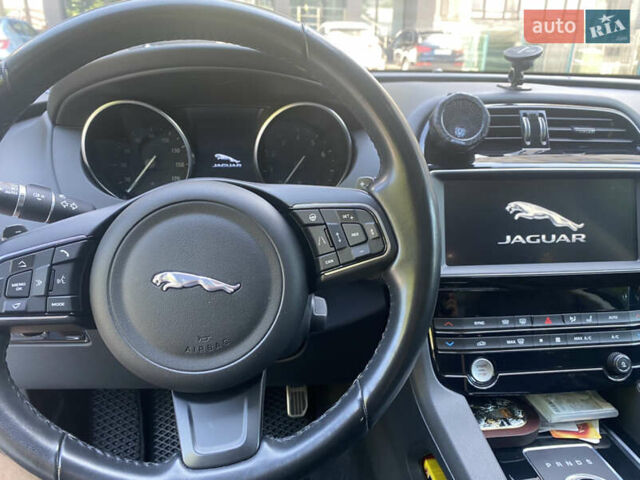 Белый Ягуар Ф-Пейс, объемом двигателя 2 л и пробегом 56 тыс. км за 30000 $, фото 7 на Automoto.ua
