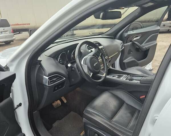 Белый Ягуар Ф-Пейс, объемом двигателя 2 л и пробегом 129 тыс. км за 25400 $, фото 11 на Automoto.ua