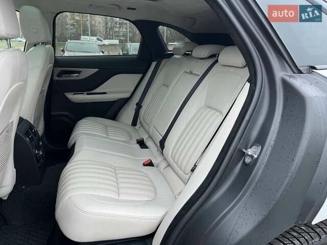 Білий Ягуар Ф-Пейс, об'ємом двигуна 3 л та пробігом 18 тис. км за 23990 $, фото 8 на Automoto.ua