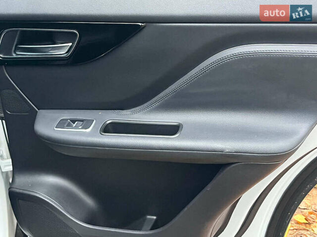 Белый Ягуар Ф-Пейс, объемом двигателя 2 л и пробегом 80 тыс. км за 25990 $, фото 25 на Automoto.ua