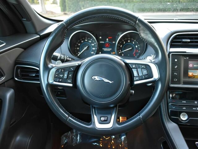 Белый Ягуар Ф-Пейс, объемом двигателя 3 л и пробегом 50 тыс. км за 10000 $, фото 10 на Automoto.ua