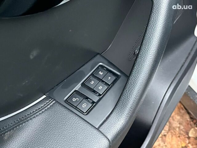 Белый Ягуар Ф-Пейс, объемом двигателя 2 л и пробегом 80 тыс. км за 25990 $, фото 32 на Automoto.ua