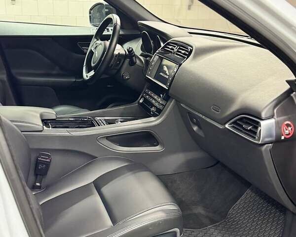 Белый Ягуар Ф-Пейс, объемом двигателя 2 л и пробегом 49 тыс. км за 27000 $, фото 13 на Automoto.ua