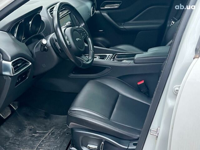 Белый Ягуар Ф-Пейс, объемом двигателя 2 л и пробегом 80 тыс. км за 25990 $, фото 29 на Automoto.ua