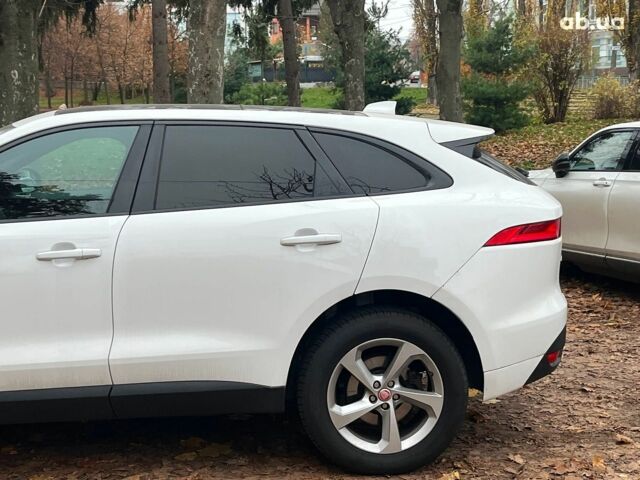 Белый Ягуар Ф-Пейс, объемом двигателя 2 л и пробегом 80 тыс. км за 25990 $, фото 7 на Automoto.ua