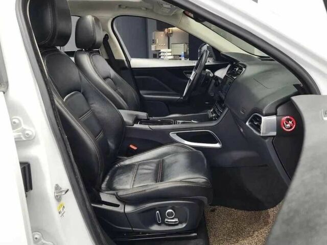 Белый Ягуар Ф-Пейс, объемом двигателя 0 л и пробегом 43 тыс. км за 15400 $, фото 8 на Automoto.ua