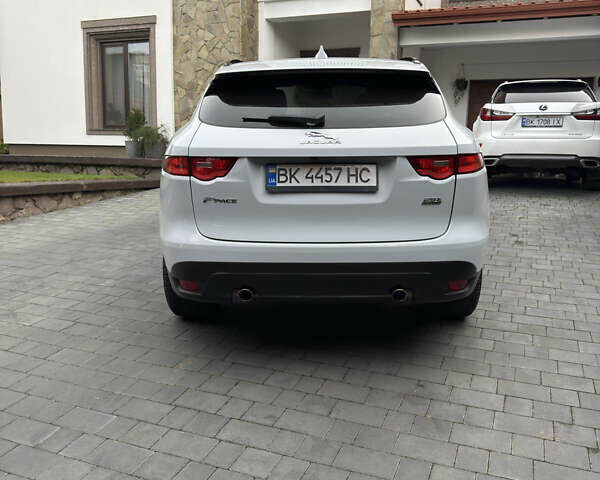 Белый Ягуар Ф-Пейс, объемом двигателя 2 л и пробегом 49 тыс. км за 24000 $, фото 7 на Automoto.ua