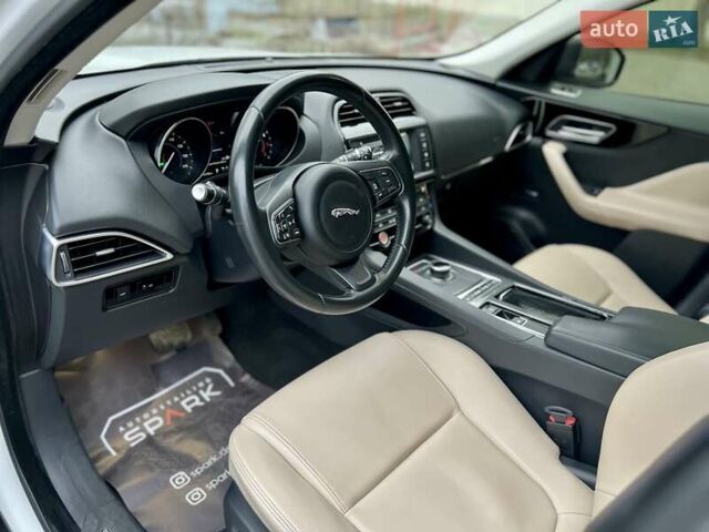 Белый Ягуар Ф-Пейс, объемом двигателя 3 л и пробегом 140 тыс. км за 21500 $, фото 24 на Automoto.ua