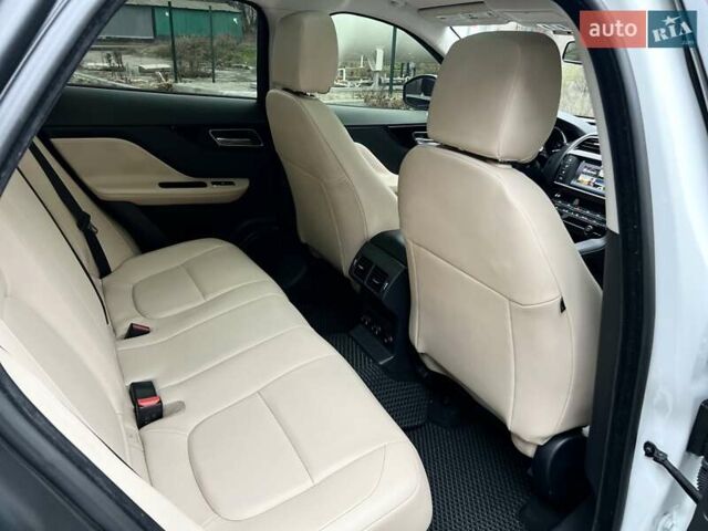 Белый Ягуар Ф-Пейс, объемом двигателя 3 л и пробегом 140 тыс. км за 21500 $, фото 38 на Automoto.ua