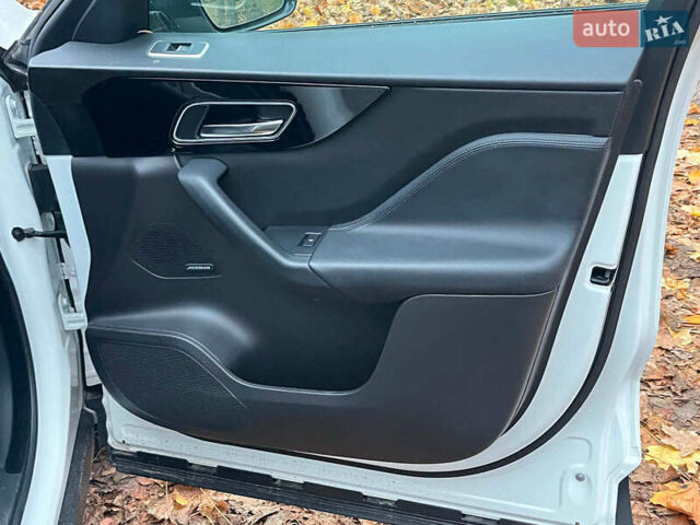 Белый Ягуар Ф-Пейс, объемом двигателя 2 л и пробегом 80 тыс. км за 25990 $, фото 15 на Automoto.ua