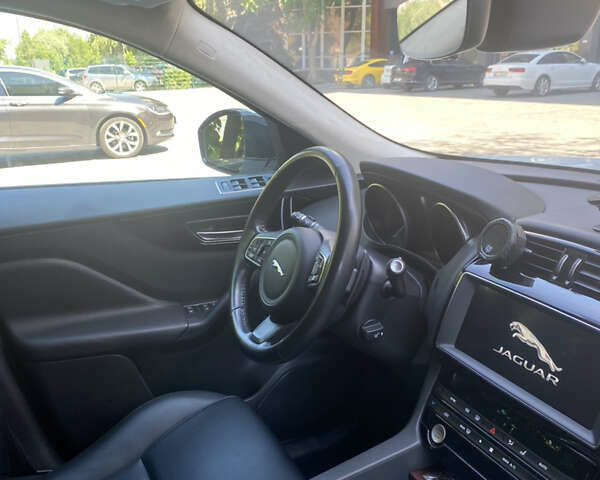 Белый Ягуар Ф-Пейс, объемом двигателя 2 л и пробегом 56 тыс. км за 30000 $, фото 6 на Automoto.ua