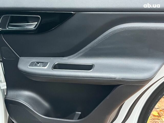 Белый Ягуар Ф-Пейс, объемом двигателя 2 л и пробегом 80 тыс. км за 25990 $, фото 25 на Automoto.ua