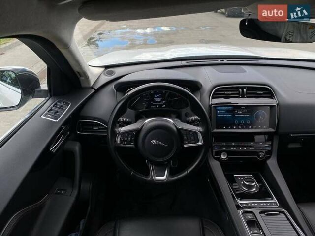 Білий Ягуар Ф-Пейс, об'ємом двигуна 2 л та пробігом 121 тис. км за 24990 $, фото 23 на Automoto.ua
