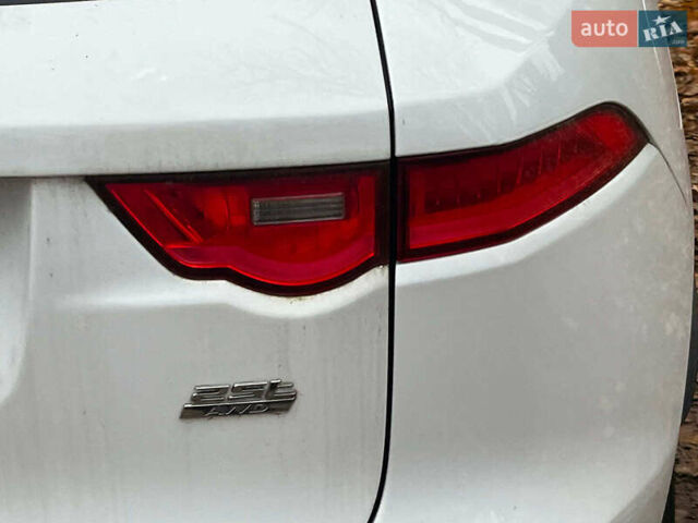 Белый Ягуар Ф-Пейс, объемом двигателя 2 л и пробегом 80 тыс. км за 25990 $, фото 11 на Automoto.ua