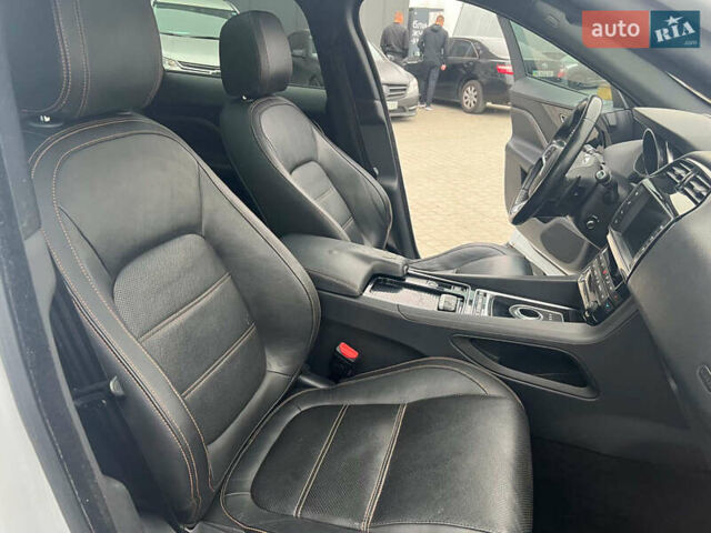 Белый Ягуар Ф-Пейс, объемом двигателя 2 л и пробегом 129 тыс. км за 25590 $, фото 39 на Automoto.ua