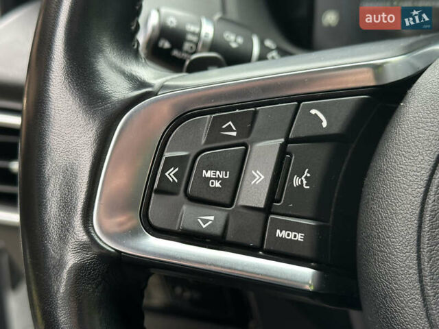 Білий Ягуар Ф-Пейс, об'ємом двигуна 2 л та пробігом 70 тис. км за 24700 $, фото 65 на Automoto.ua