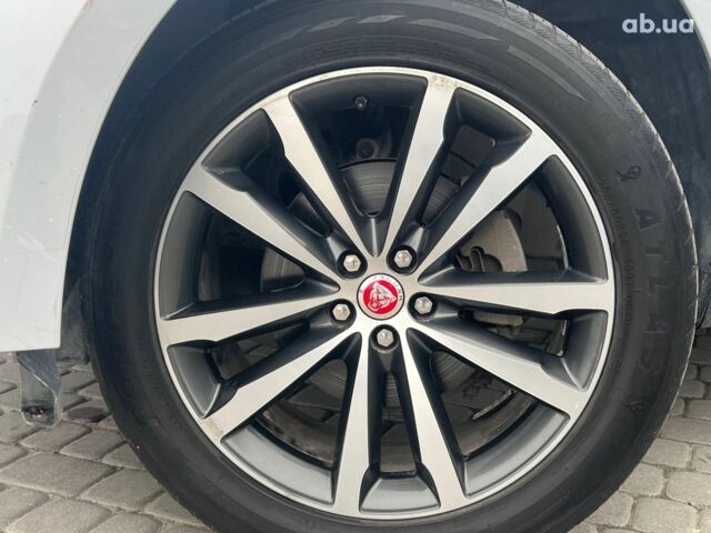 Белый Ягуар Ф-Пейс, объемом двигателя 2 л и пробегом 129 тыс. км за 25590 $, фото 4 на Automoto.ua