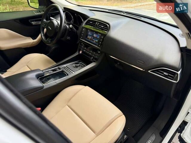 Ягуар Ф-Пейс 2018 у Дніпро (Дніпропетровську) на Automoto.ua Білий Ягуар Ф-Пейс, об'ємом двигуна 2 л та пробігом 140 тис. км за 21500 $, фото 33 на Automoto.ua