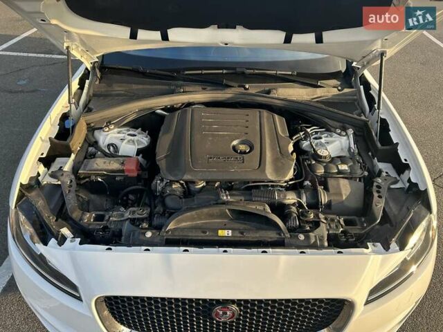 Білий Ягуар Ф-Пейс, об'ємом двигуна 2 л та пробігом 78 тис. км за 34200 $, фото 16 на Automoto.ua