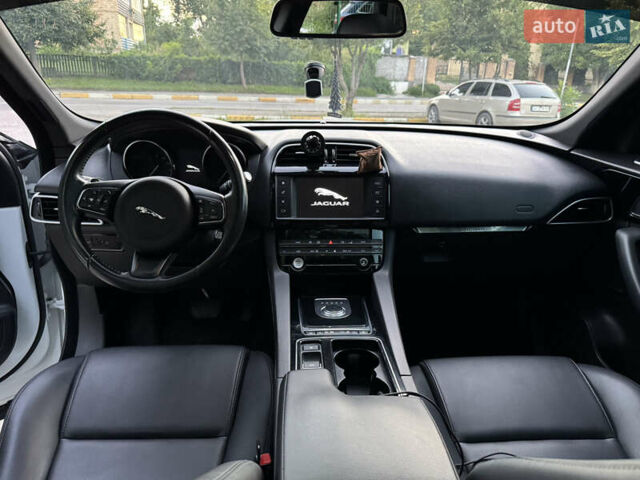 Білий Ягуар Ф-Пейс, об'ємом двигуна 2 л та пробігом 107 тис. км за 27500 $, фото 14 на Automoto.ua