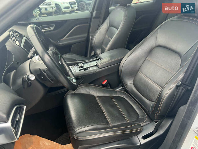 Белый Ягуар Ф-Пейс, объемом двигателя 2 л и пробегом 129 тыс. км за 25590 $, фото 21 на Automoto.ua