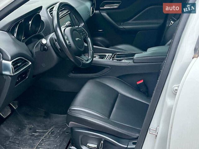 Белый Ягуар Ф-Пейс, объемом двигателя 2 л и пробегом 80 тыс. км за 25990 $, фото 30 на Automoto.ua