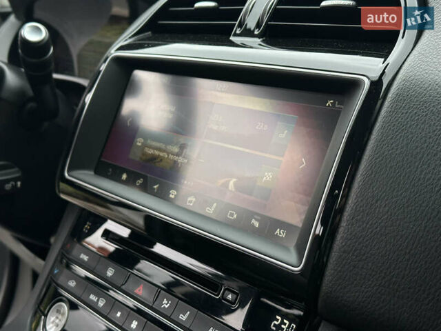 Білий Ягуар Ф-Пейс, об'ємом двигуна 2 л та пробігом 70 тис. км за 24700 $, фото 49 на Automoto.ua