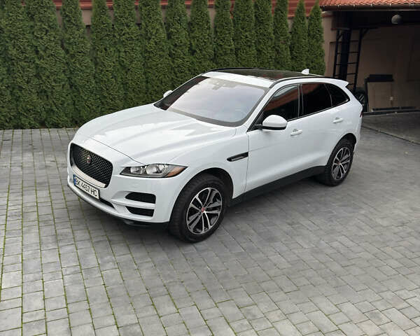 Белый Ягуар Ф-Пейс, объемом двигателя 2 л и пробегом 49 тыс. км за 24000 $, фото 6 на Automoto.ua