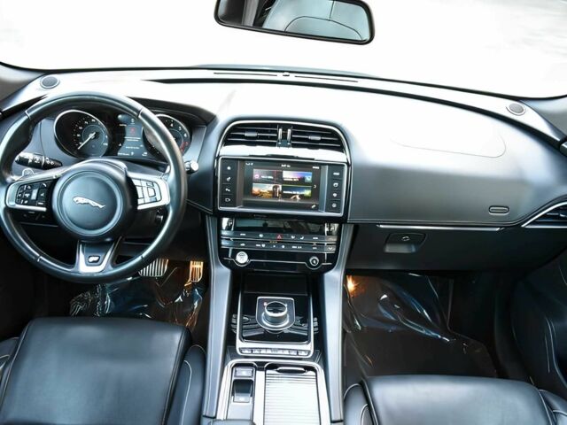 Белый Ягуар Ф-Пейс, объемом двигателя 3 л и пробегом 50 тыс. км за 10000 $, фото 9 на Automoto.ua