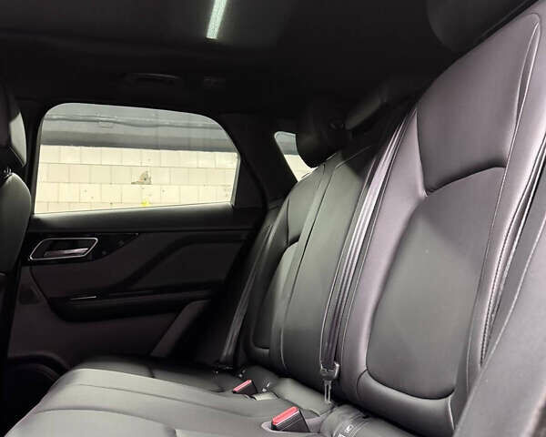 Белый Ягуар Ф-Пейс, объемом двигателя 2 л и пробегом 49 тыс. км за 24000 $, фото 16 на Automoto.ua