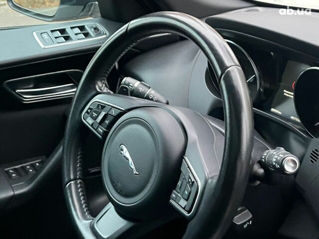 Белый Ягуар Ф-Пейс, объемом двигателя 2 л и пробегом 80 тыс. км за 25990 $, фото 23 на Automoto.ua