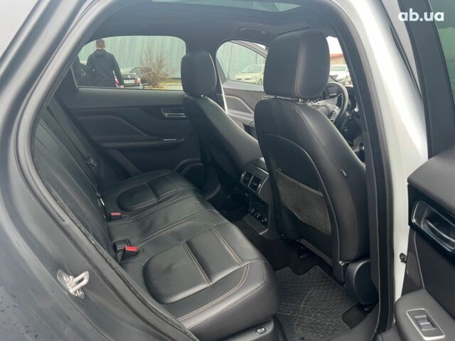 Белый Ягуар Ф-Пейс, объемом двигателя 2 л и пробегом 129 тыс. км за 25590 $, фото 37 на Automoto.ua